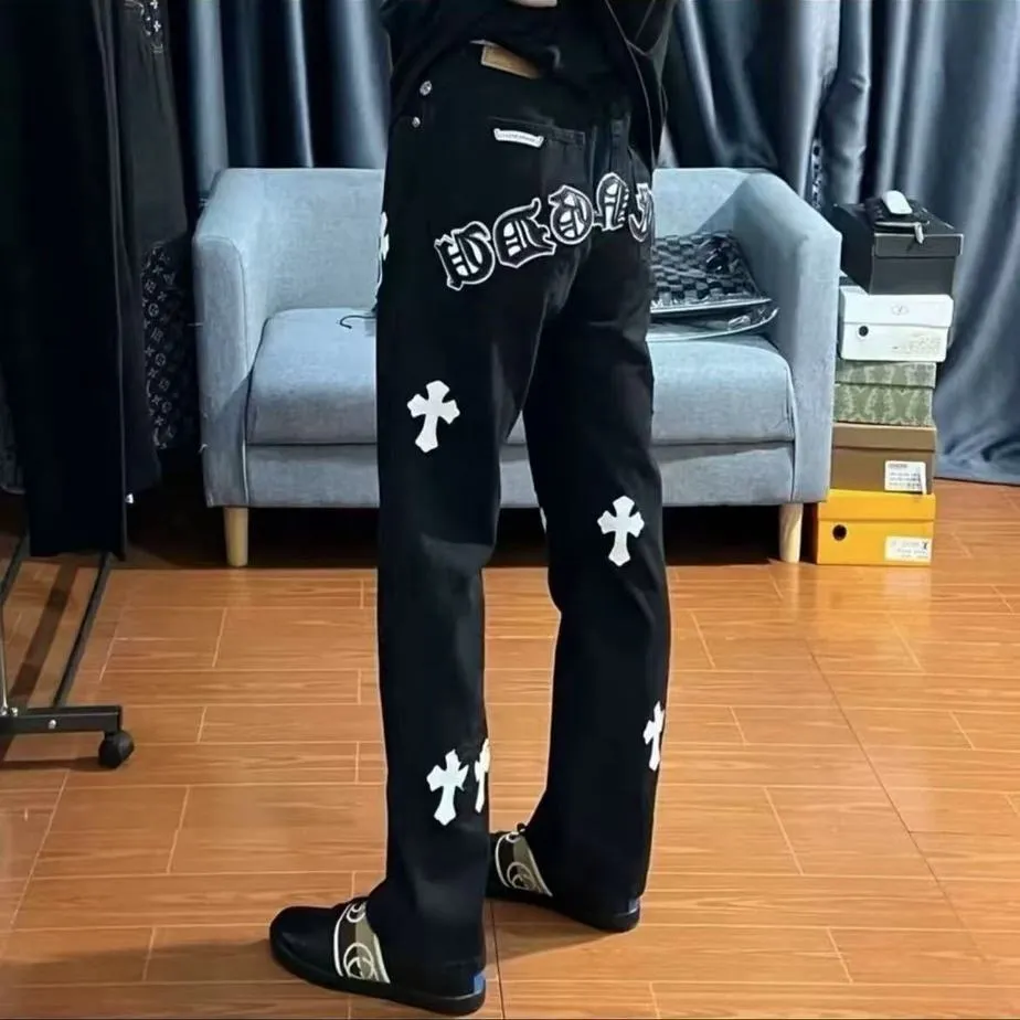 P220 💰 Chrome hearts Chengdu limited new city limited jeans Chrome hearts city limited jeans Hardware customization Original development vintage levis American-made 501 black and gray base remake Levi's American 501 base imported sheepskin 925 silver remake [Top heavy industry fashion design] Consistently high-street luxury style. Speaking of this style, the Zangyin family and GU family are definitely the leading representative brands. Especially the Zangyin family has really achieved a state-of-the-art effect in creating high-street style. The unique washed material is used to create this style. The color system is already quite eye-catching. After it is decorated with patchwork cross flowers, it cleverly highlights the charm of the brand. Secondly, this style uses classic The high-waist cutting design highlights the long legs and fashionable temperament of the upper body. The brand is highly recognizable and the slim fit configuration is more suitable for daily wear. It is a product that interprets personality, fashion, and specifications at a glance. This single product is enough to make any fan excited. It can be a white T-shirt for a youthful college style, or a tight suspender for a royal style. It has strong matching ability and can be easily controlled by men.  [Materials and craftsmanship] Needless to say, this point goes without saying. As an excellent craftsman brand, Zangyin’s requirements for details and craftsmanship are really perfect. The washed color of this model has gone through so many processes, not to mention the embellishment of denim appliques. It is also purely hand-made and sewn. Just like what they believe in, only hand-made things have soul and have the meaning of wear. A top-notch heavy-duty fashionable denim item, I look forward to your perfect interpretation! ! Color: black gray size: 28 30 32 34 36